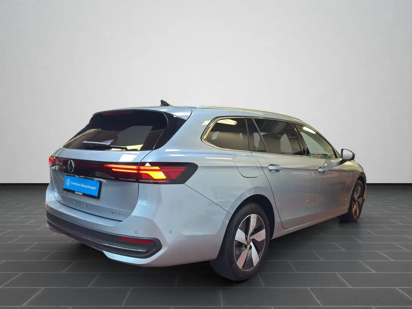 Volkswagen Passat Variant Business 1.5 e-Hybrid NAVI AHK RF Silber - 2