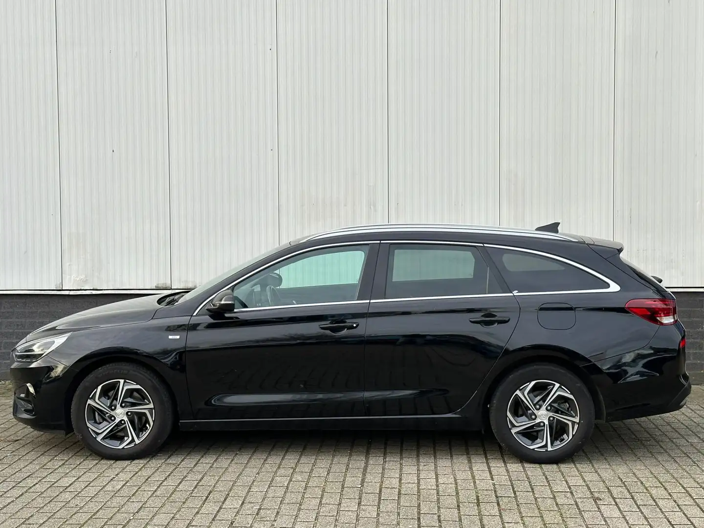 Hyundai i30 Wagon 1.5 T-GDi MHEV Premium Zwart - 2