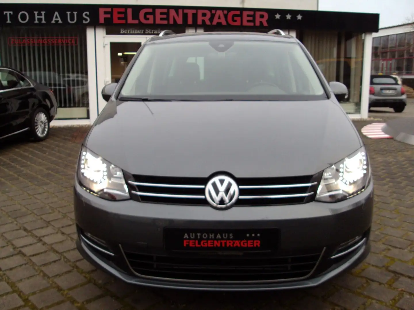 Volkswagen Sharan 1.4 TSI OPF DSG Highline Grau - 2