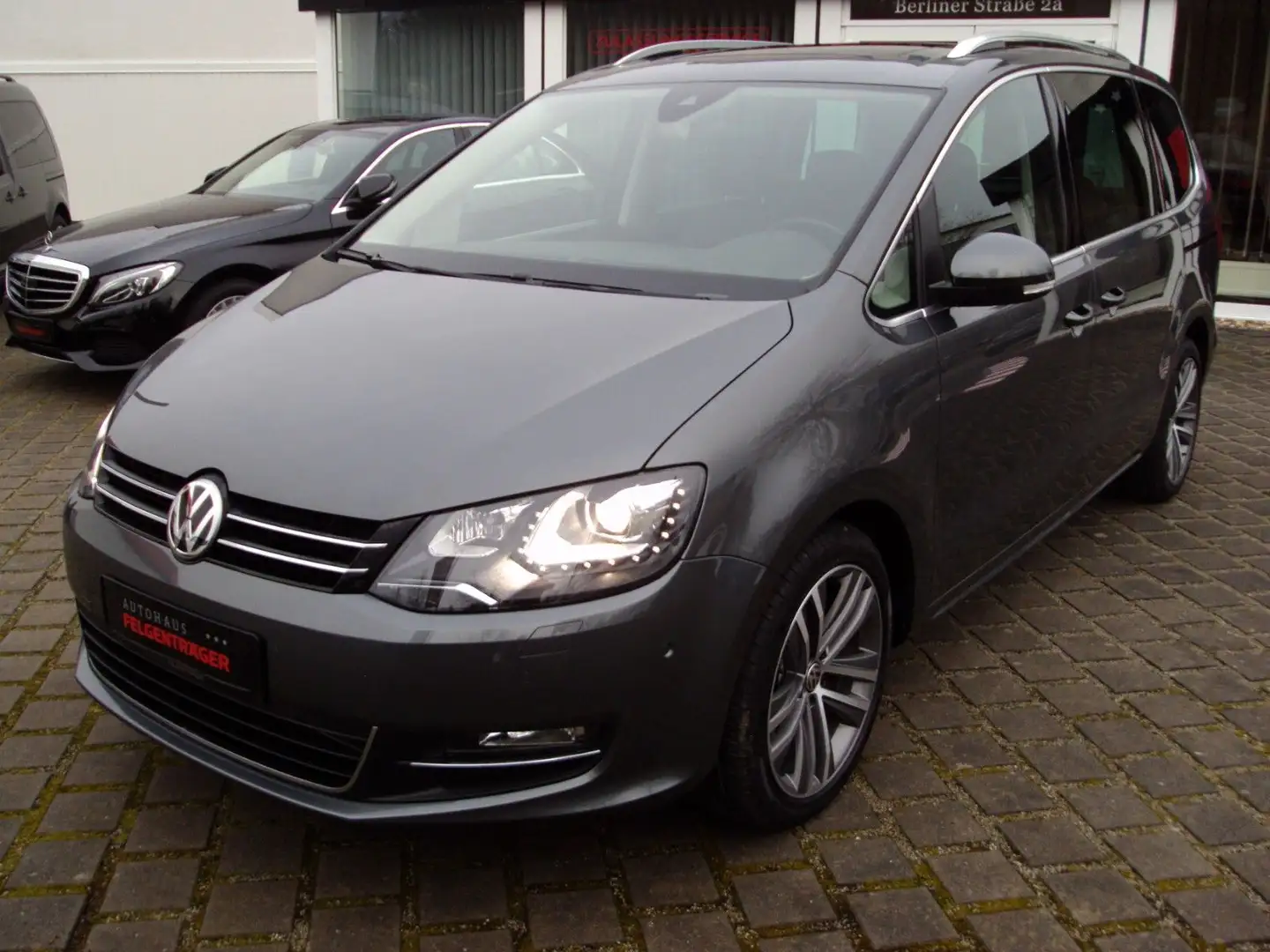 Volkswagen Sharan 1.4 TSI OPF DSG Highline Grau - 1