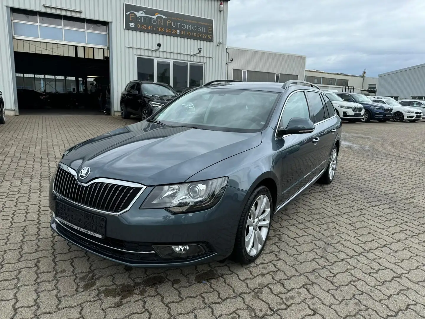 Skoda Superb Combi Exclusive-BEHINDERTENGERECHT Grau - 1