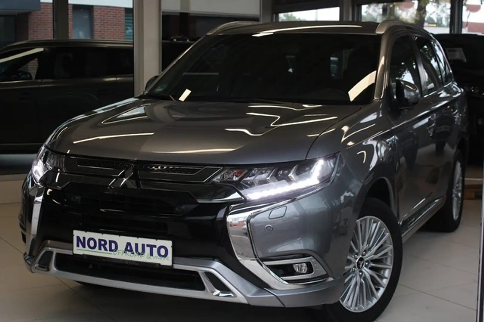 Mitsubishi Outlander 2.4 PHEV Edition 4WD Leder/Navi+Cam Grau - 1