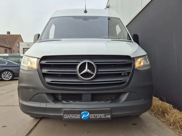 Mercedes-Benz Sprinter view 4
