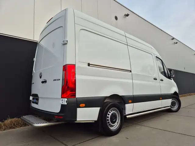 Mercedes-Benz Sprinter view 2