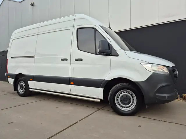 Mercedes-Benz Sprinter main image