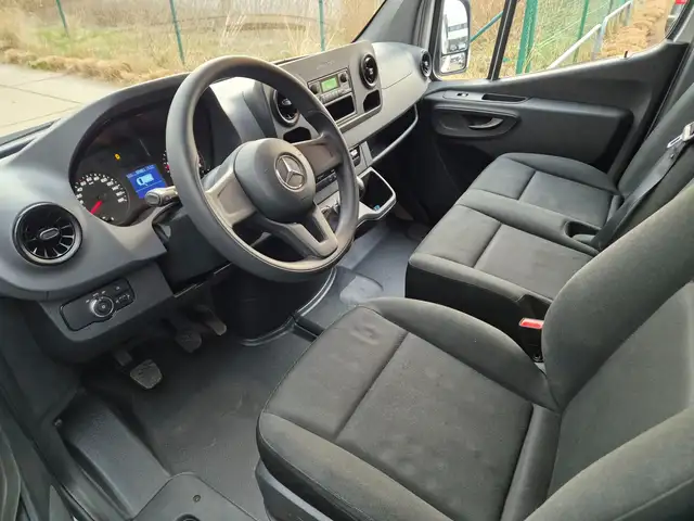 Mercedes-Benz Sprinter view 9