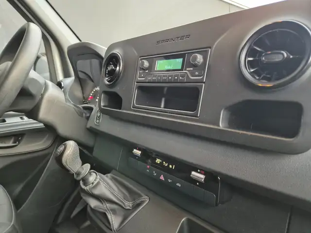 Mercedes-Benz Sprinter view 8