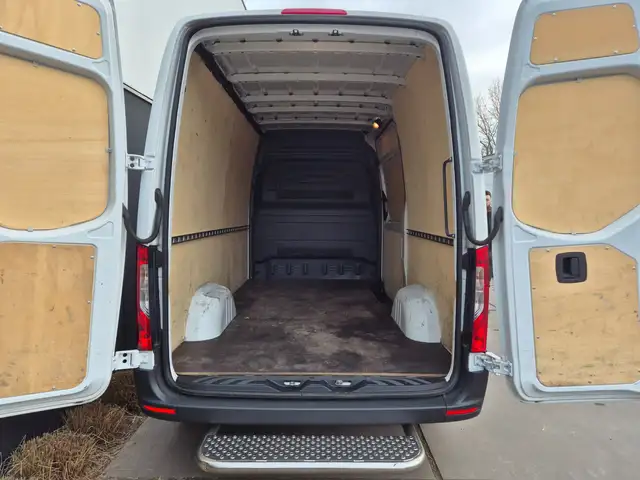 Mercedes-Benz Sprinter view 12