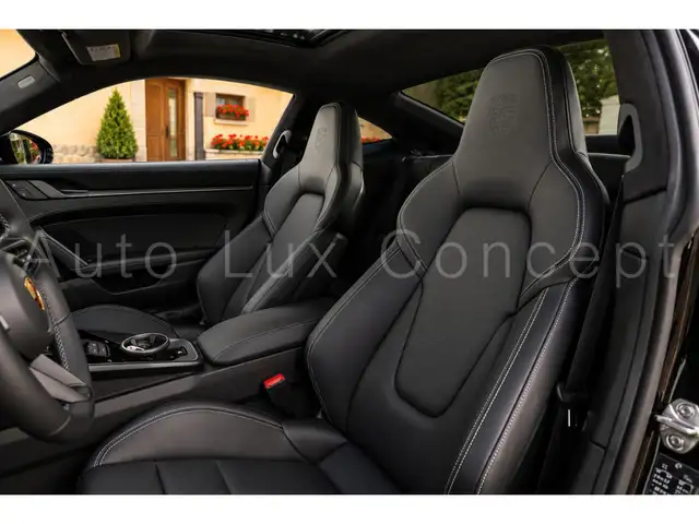 Porsche 911 view 7