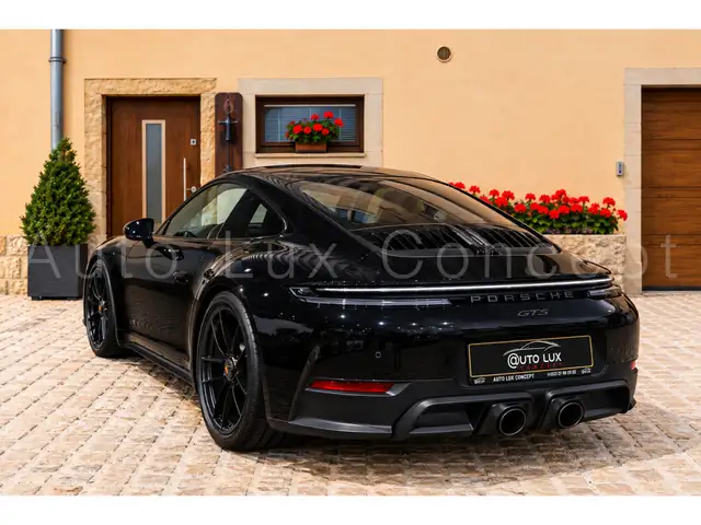 Porsche 911 view 4