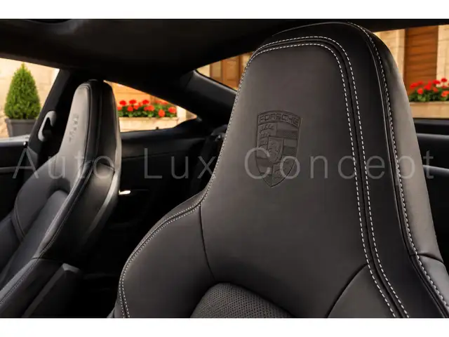 Porsche 911 view 8