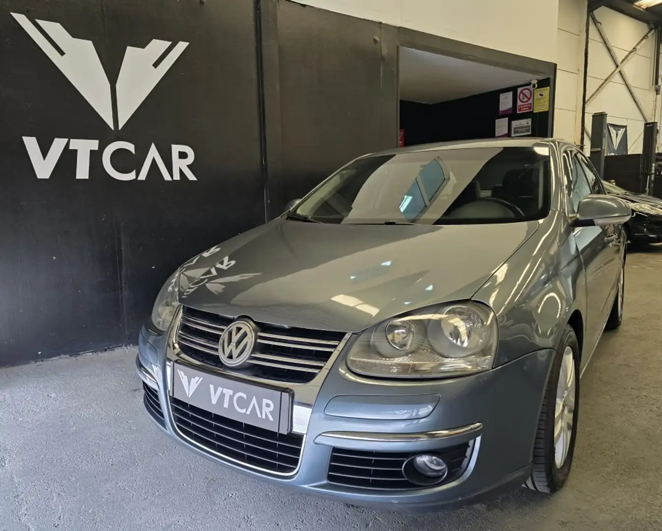 Volkswagen Jetta 1.9TDI Advance Gris - 2