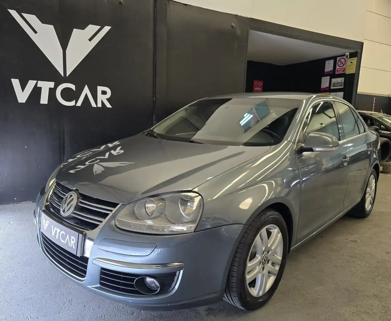 Volkswagen Jetta 1.9TDI Advance Gris - 1