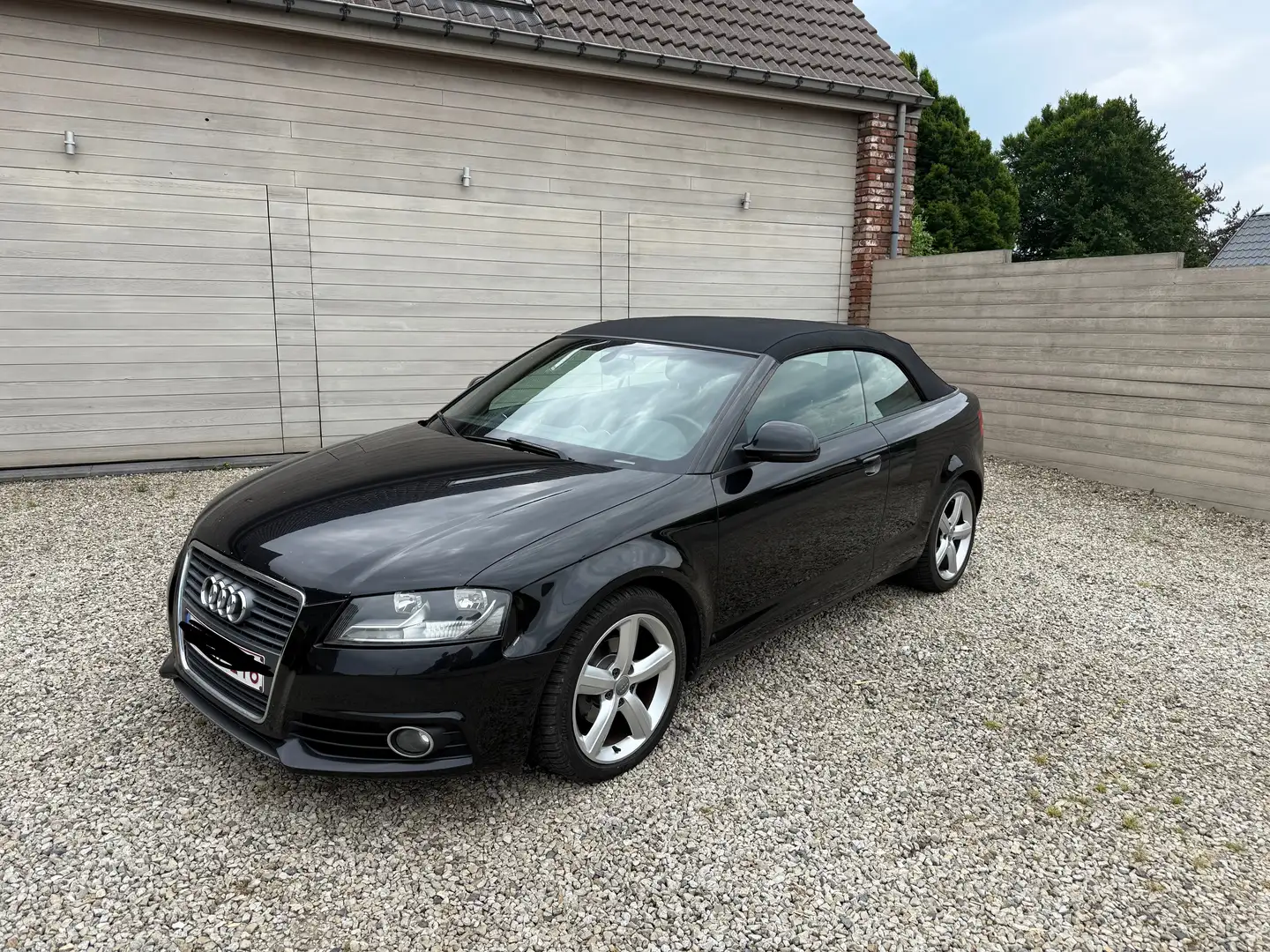 Audi A3 A3 Cabriolet 1.6 TDi Attraction Start/Stop DPF Zwart - 1