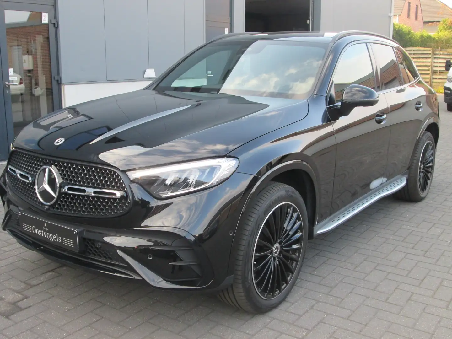 Mercedes-Benz GLC 300 DE HYBRIDE AMG PANO DISTRONIC...... Zwart - 2