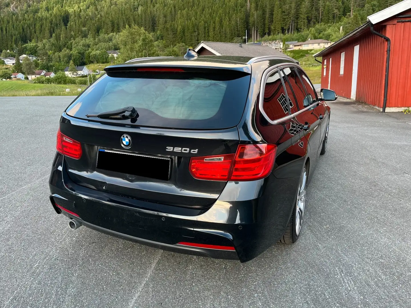 BMW 320 320d Touring Aut. Schwarz - 2