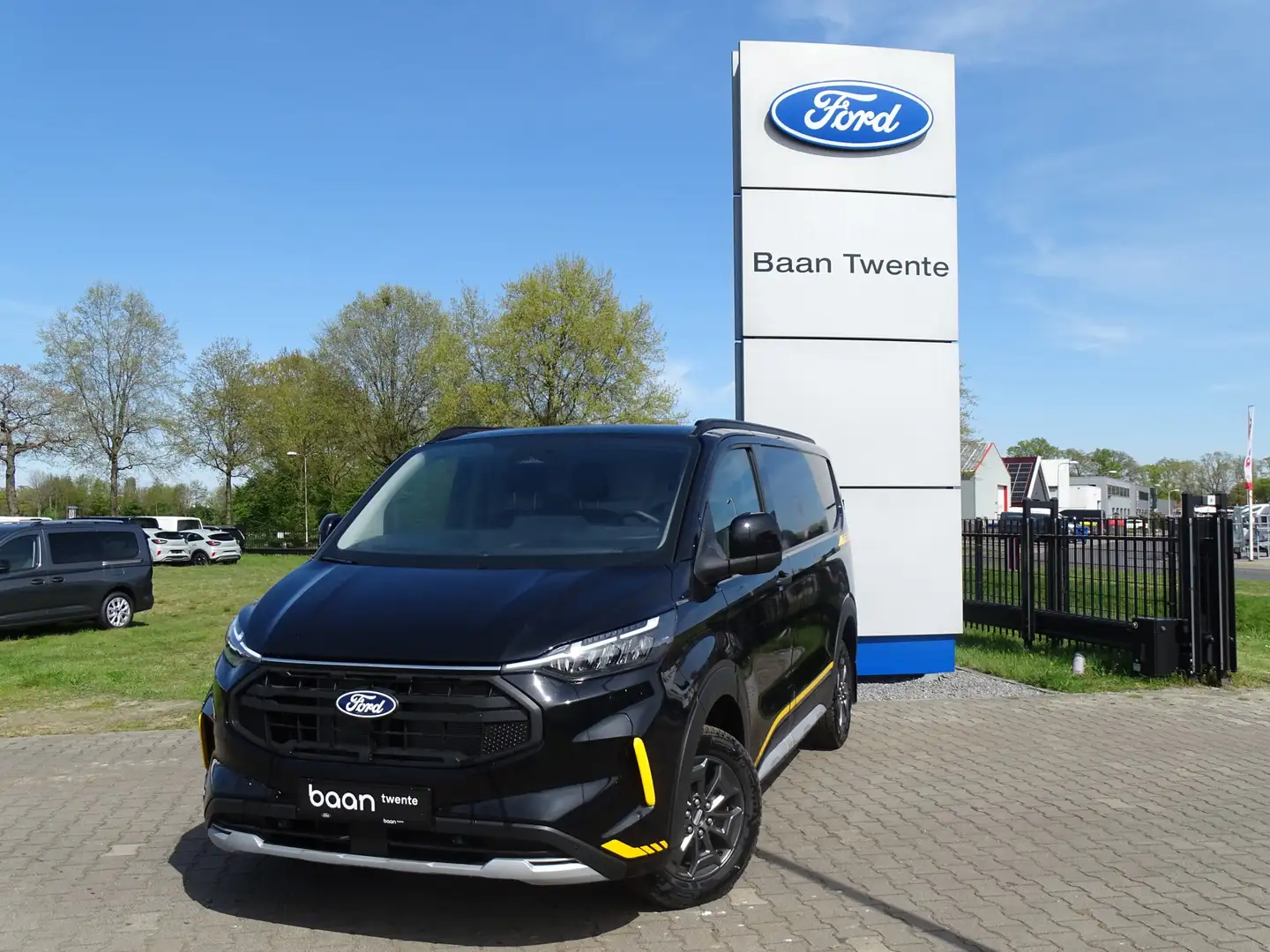Ford Transit Custom 320 L1H1 150pk 2.0 TDCI Trail | Inklapbare trekhaa Zwart - 2