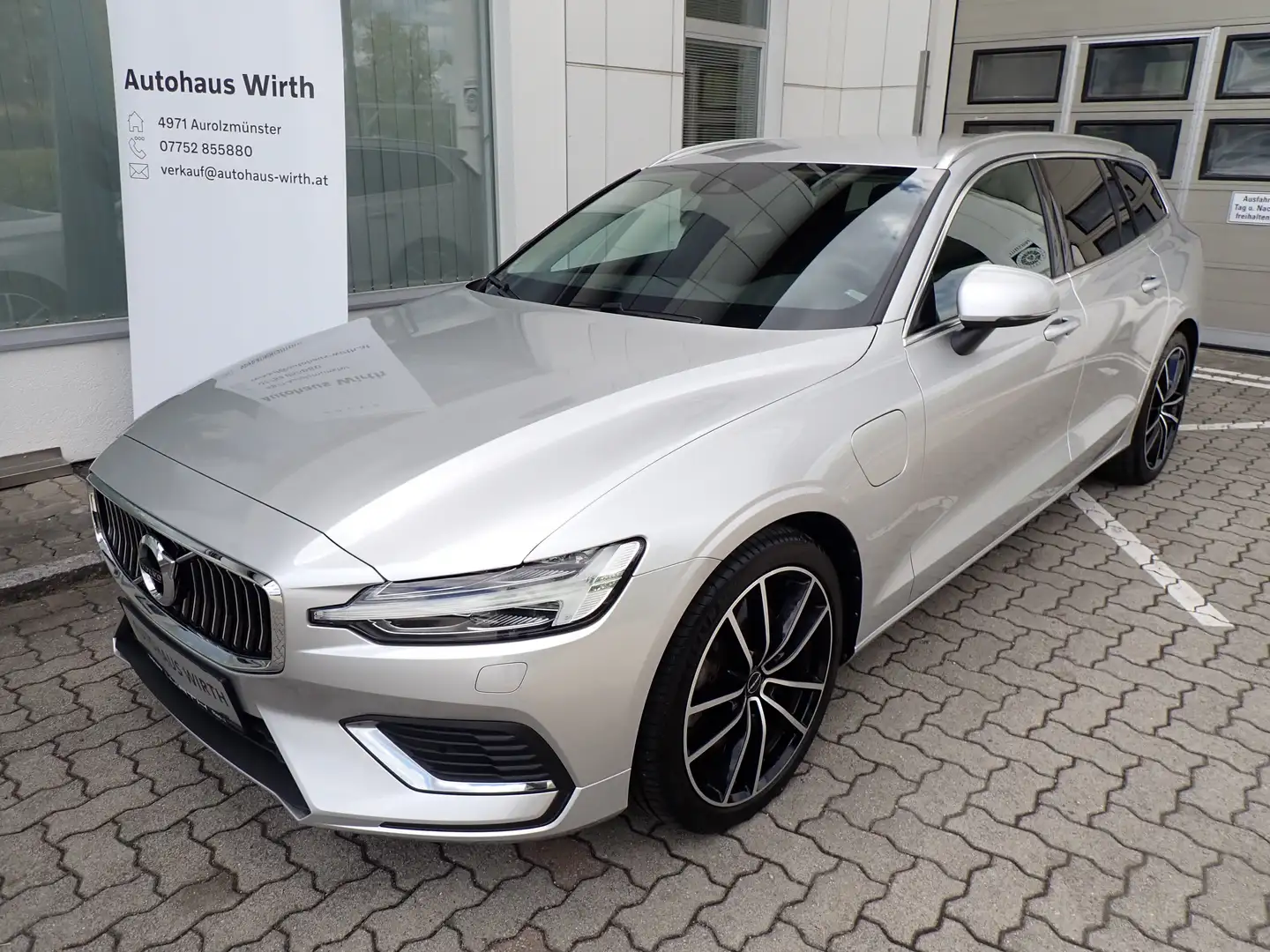 Volvo V60 T6 Rech. Inscription Expr. / AHK / Licht / ad.Temp Silber - 1
