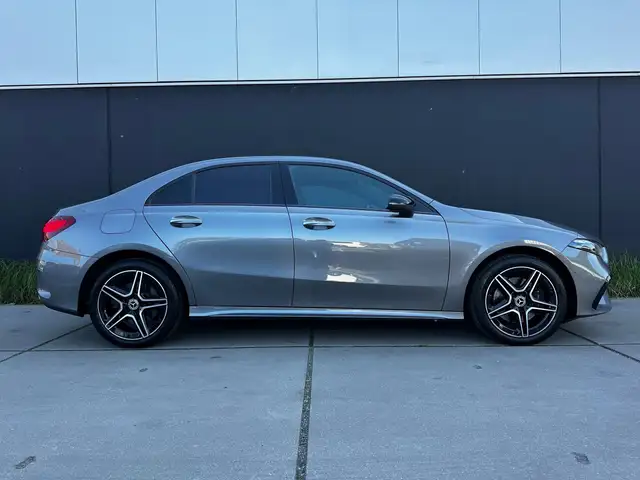 Mercedes-Benz 250 view 2