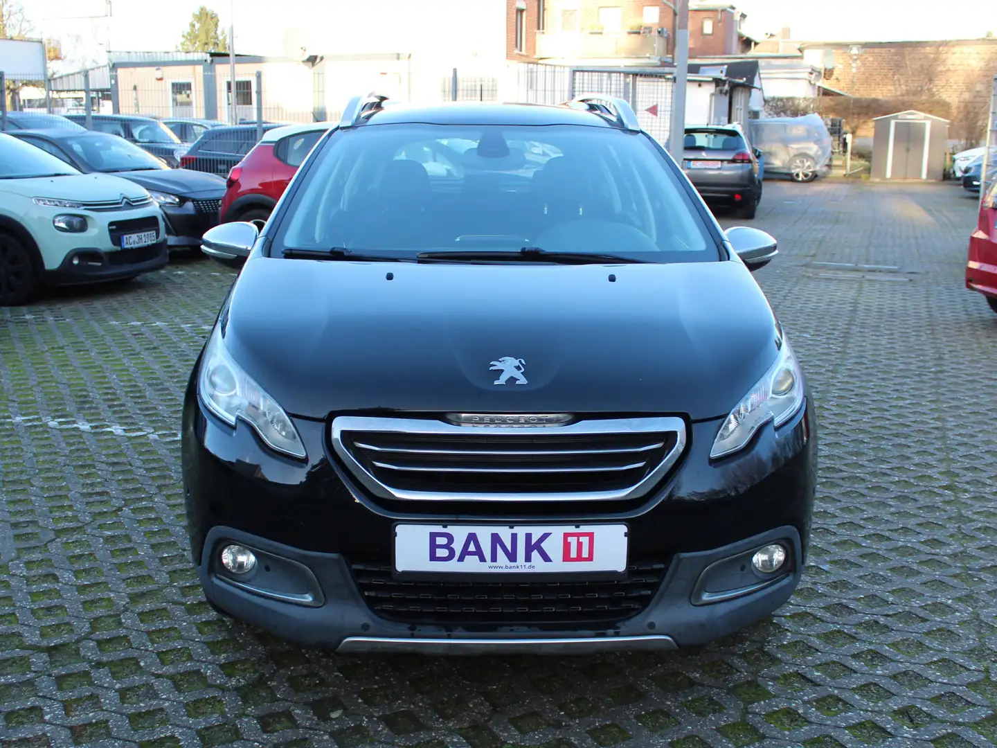 Peugeot 2008 Allure 1,2i/TEILLEDER/NAVI/PARKASSISTENT Schwarz - 2