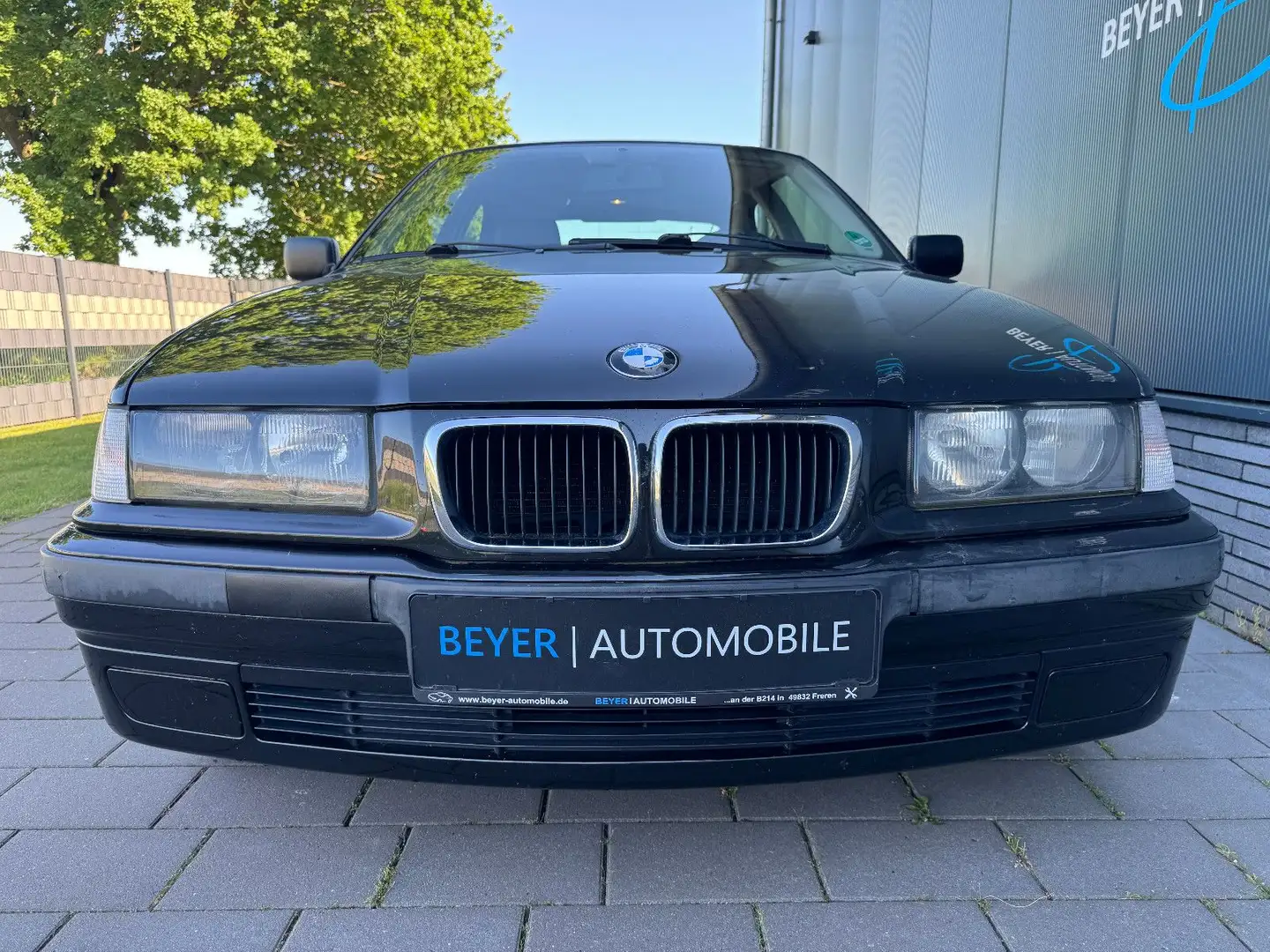 BMW 316 i Compact Exclusiv Edition*AHK*SHZ*LEDER Zwart - 2