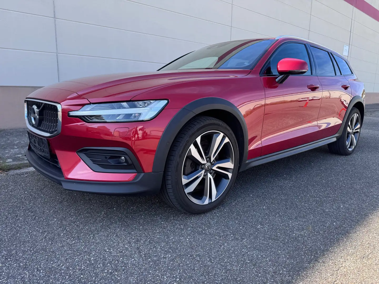 Volvo V60 Cross Country Pro AWD - harman/kardon+AHK+CAM+19"ALU+FULL-LED Rot - 1
