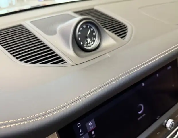 Porsche Macan view 11