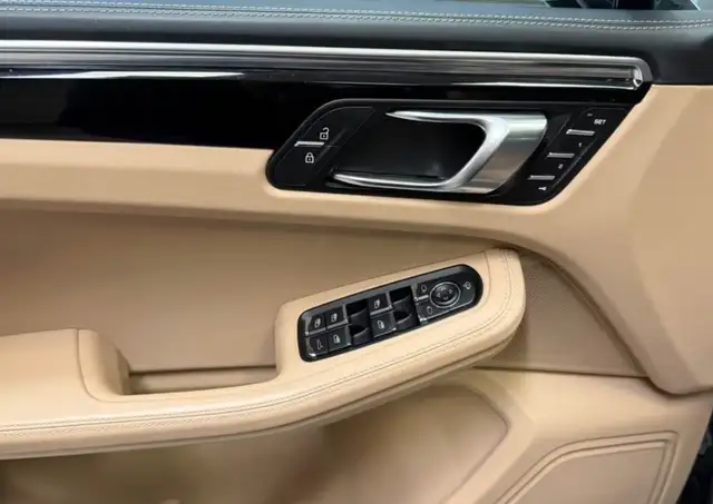 Porsche Macan view 4