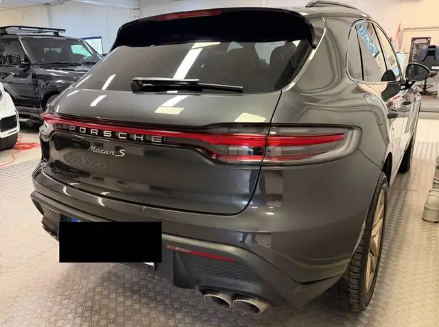 Porsche Macan view 3
