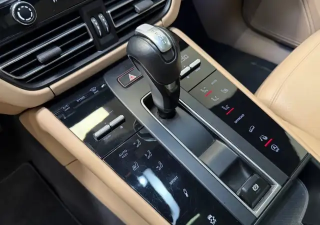 Porsche Macan view 13