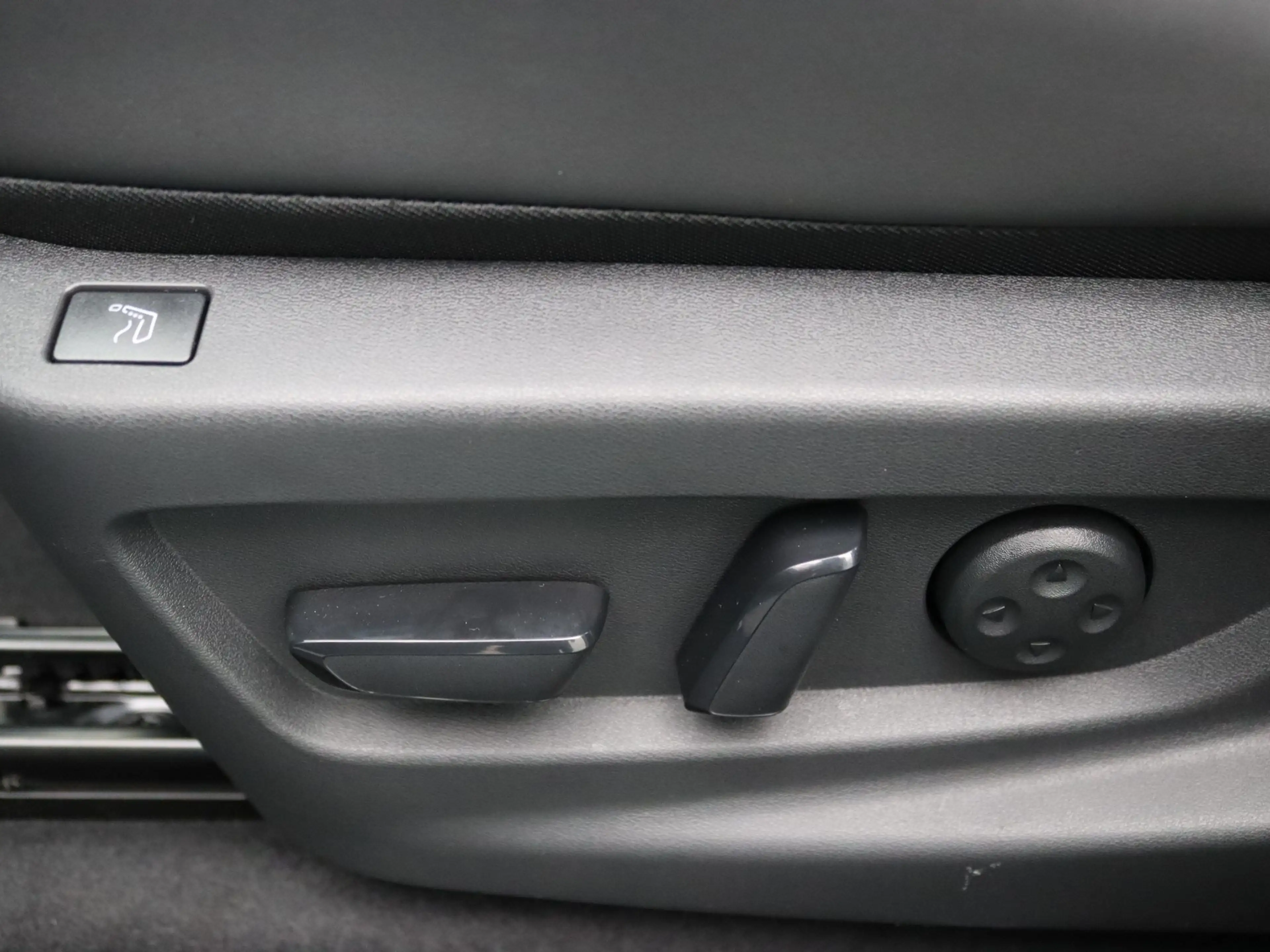 Nissan Leaf Evolve 75 kWh Apple Carplay/Android Auto | Climate — photo 22