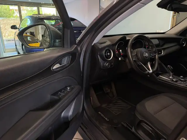 Alfa Romeo Stelvio view 10
