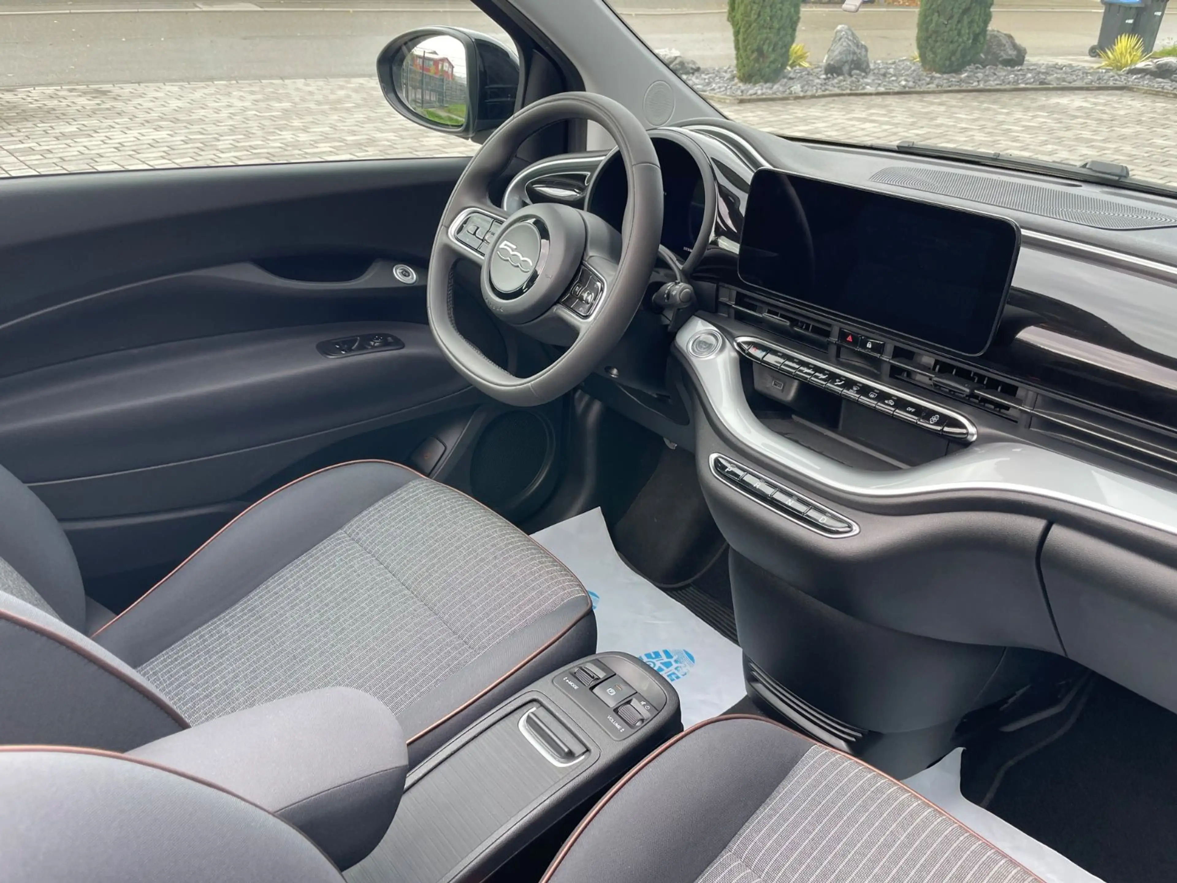 Fiat 500e Icon Cabrio/Navi/Keyless/Winter-Paket — photo 26