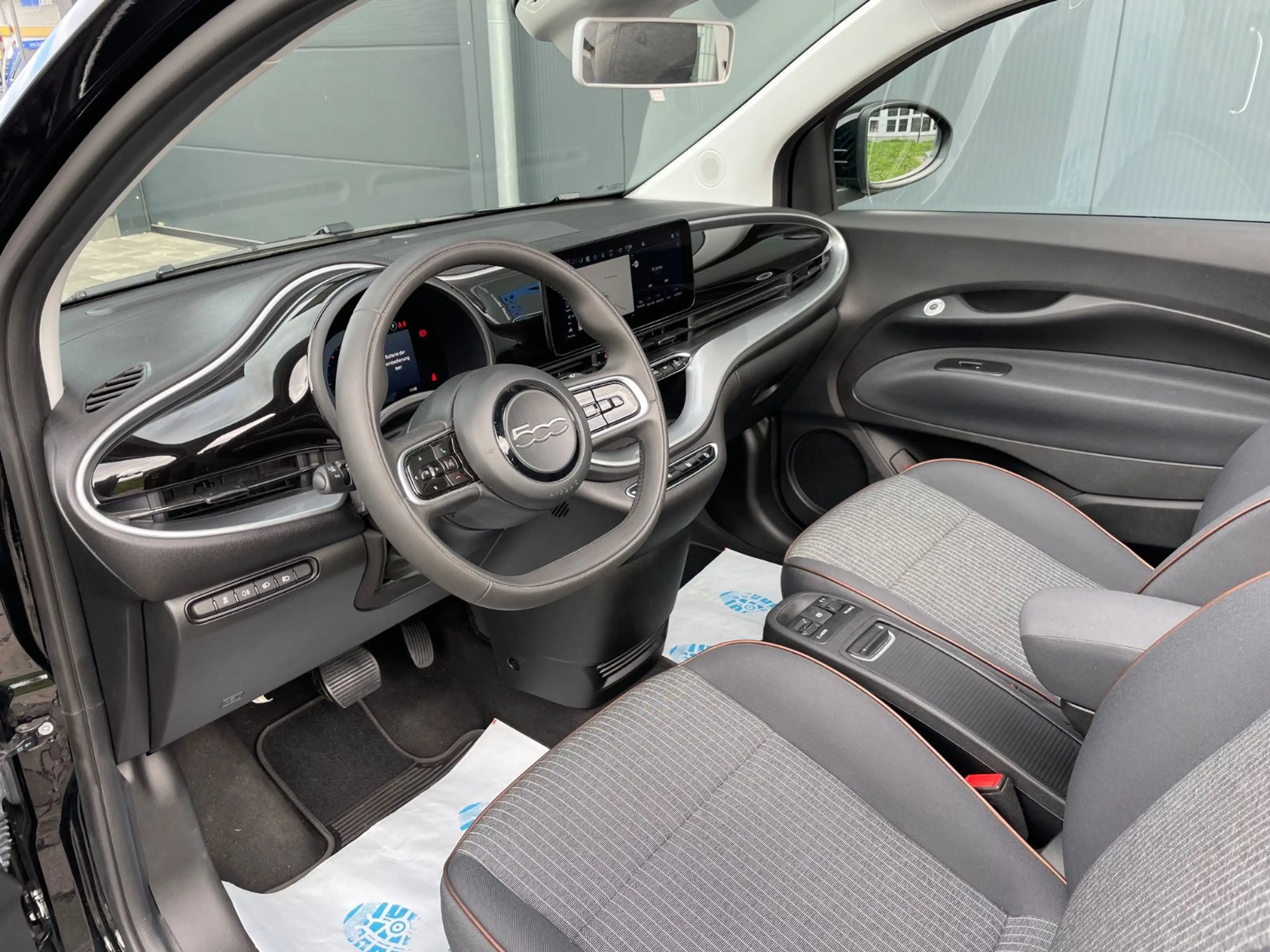 Fiat 500e Icon Cabrio/Navi/Keyless/Winter-Paket — photo 17