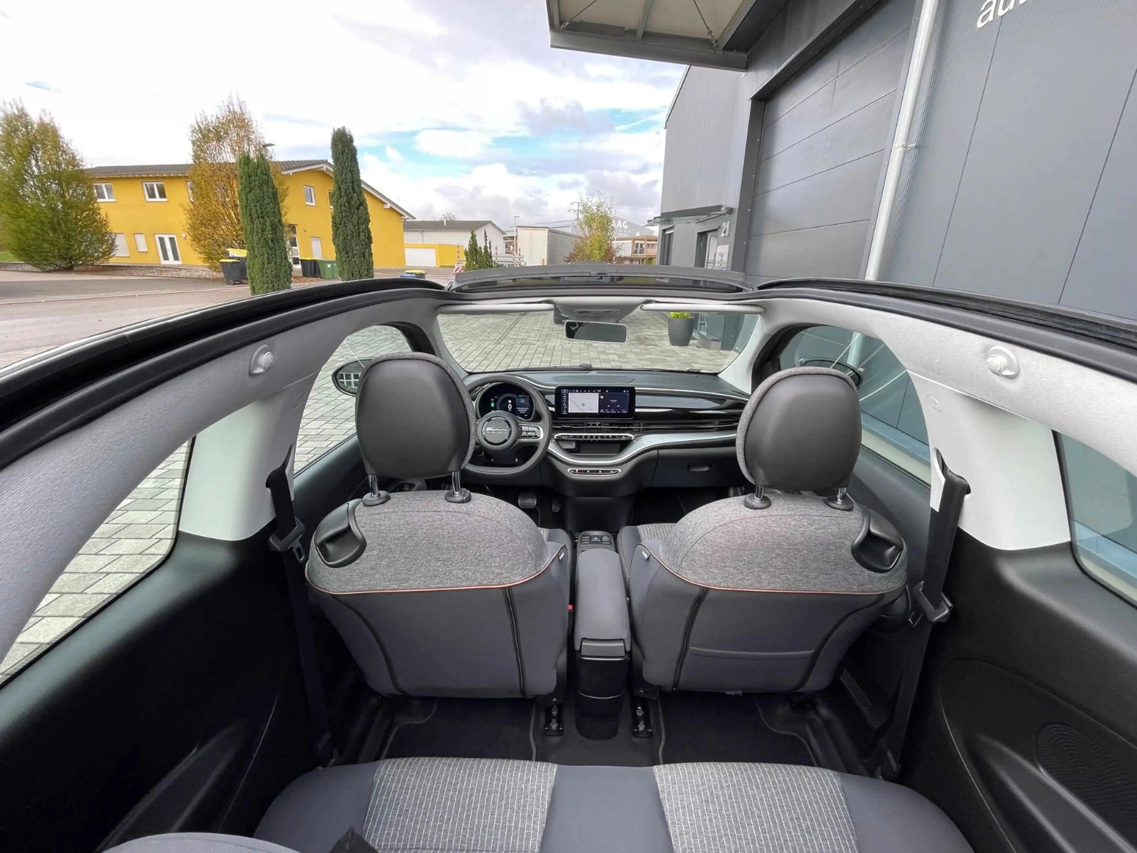 Fiat 500e Icon Cabrio/Navi/Keyless/Winter-Paket — photo 21