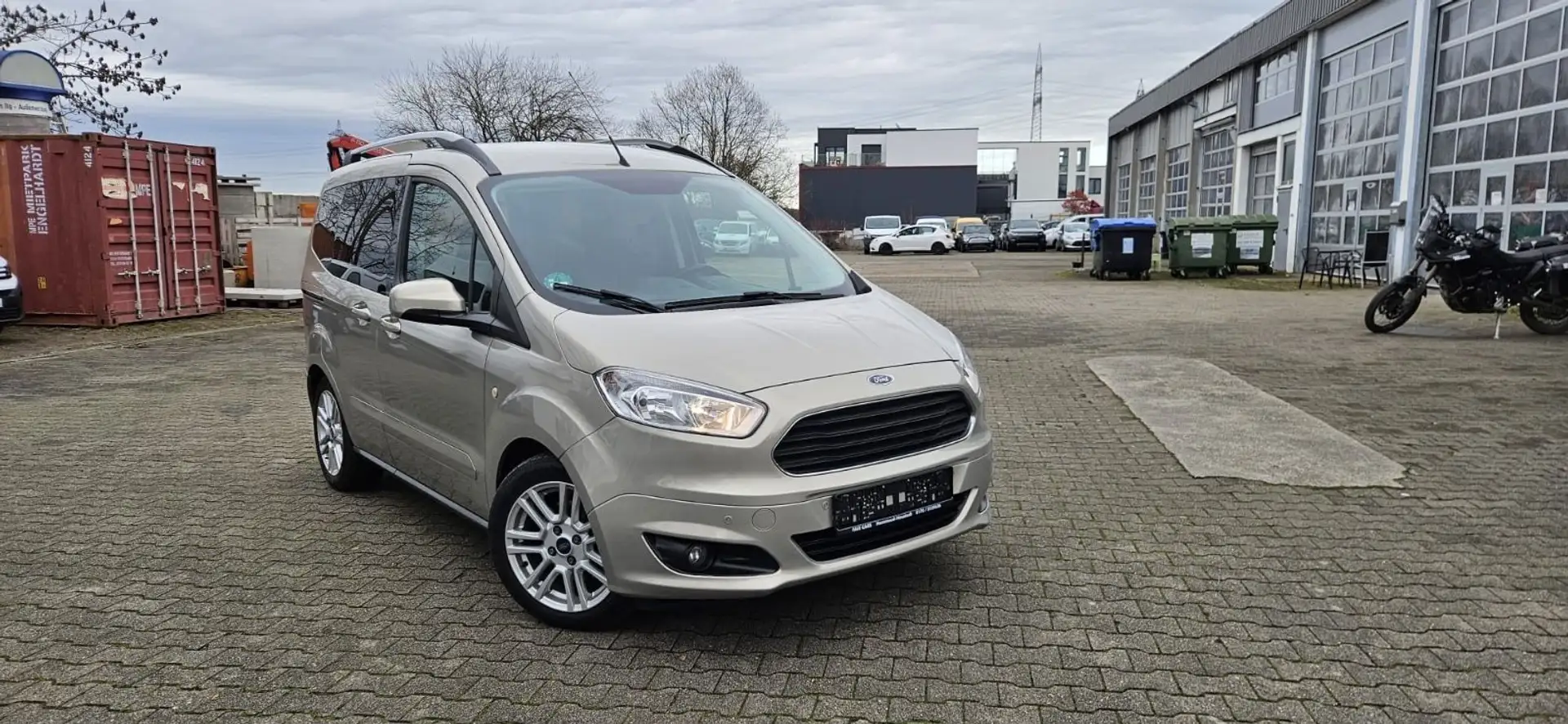 Ford Tourneo Courier Titanium Grau - 2