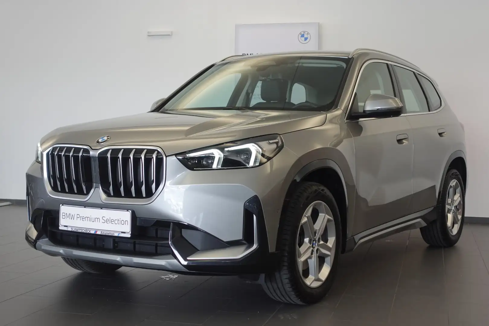 BMW X1 sDrive18d U11 Silber - 1