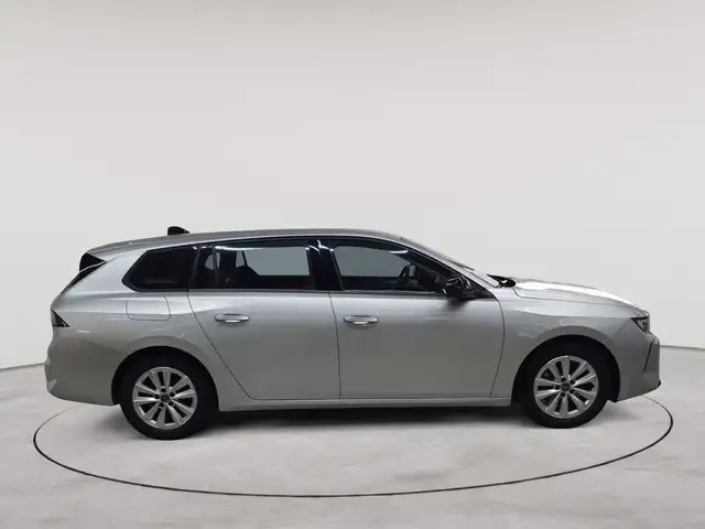 Opel Astra view 3