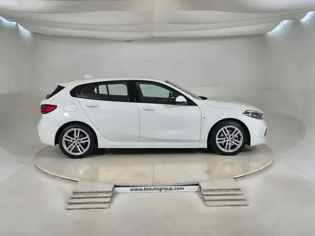 BMW 1 Series view 6