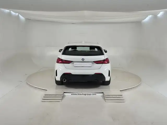 BMW 1 Series view 4