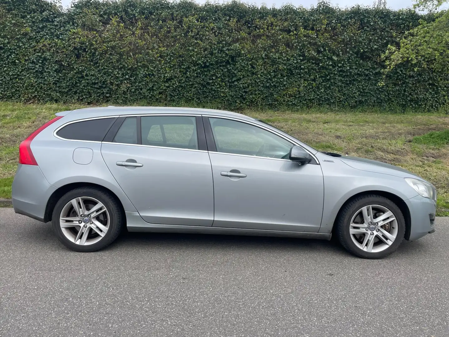 Volvo V60 2.4 D6 AWD Plug-In Hybrid Pure Limited Leder - nav Gris - 2