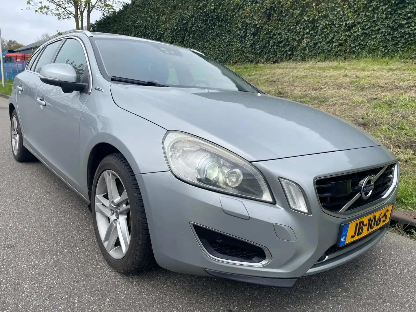 Volvo V60 2.4 D6 AWD Plug-In Hybrid Pure Limited Leder - nav Gris - 1