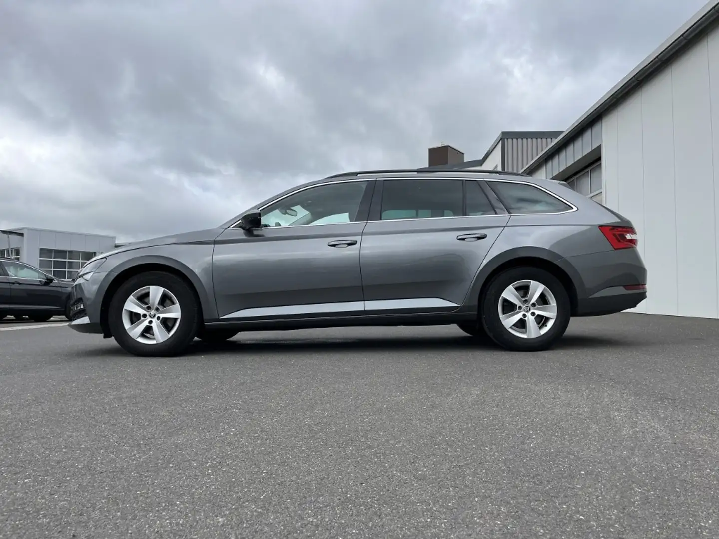 Skoda Superb Combi 2.0 TDI Ambition 125€ m. 20% Anzahlung Nav Šedá - 2