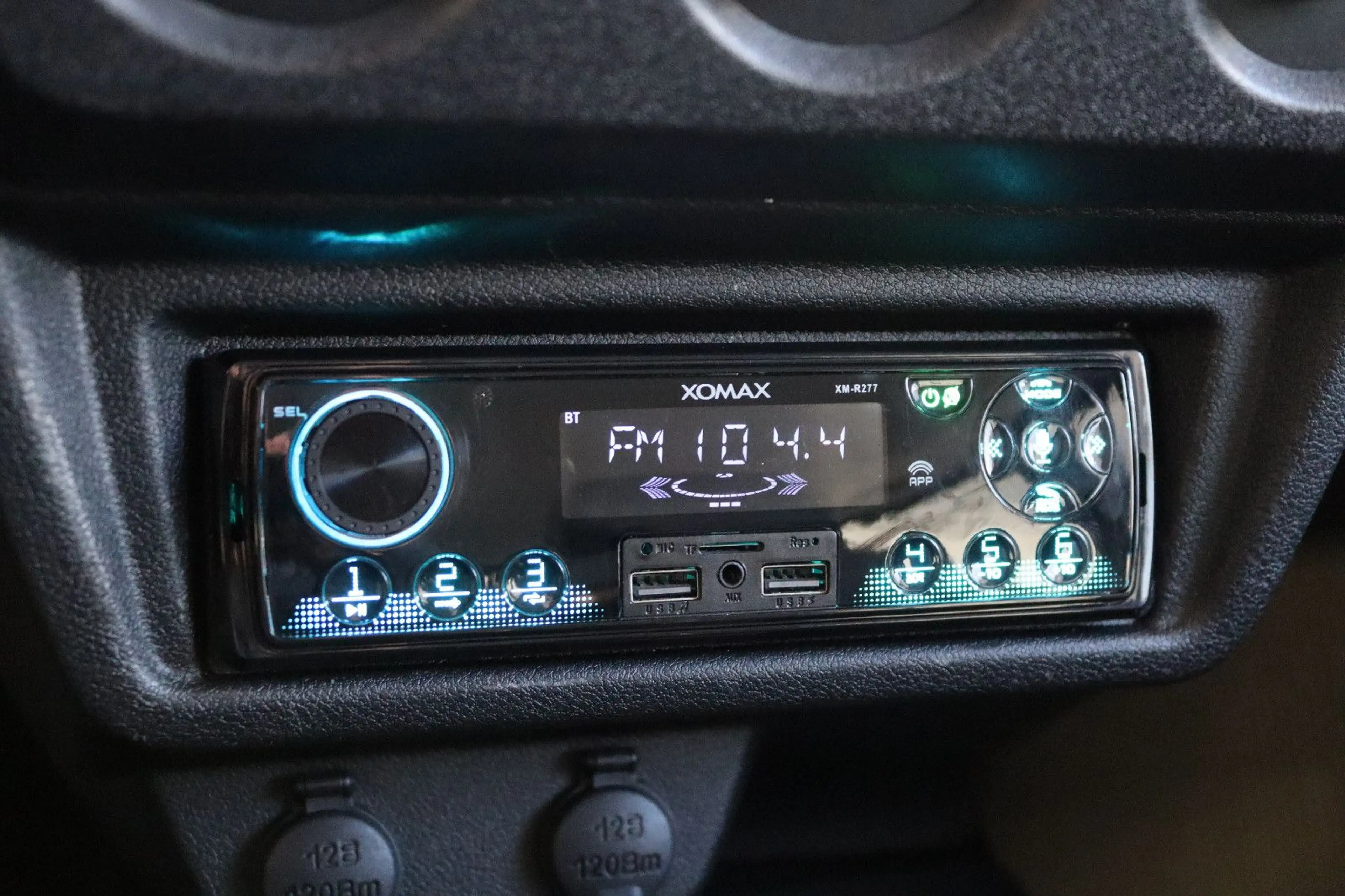 Lada Niva Legend 4x4 *AHK*el.Fensterheber*Radio* — photo 14