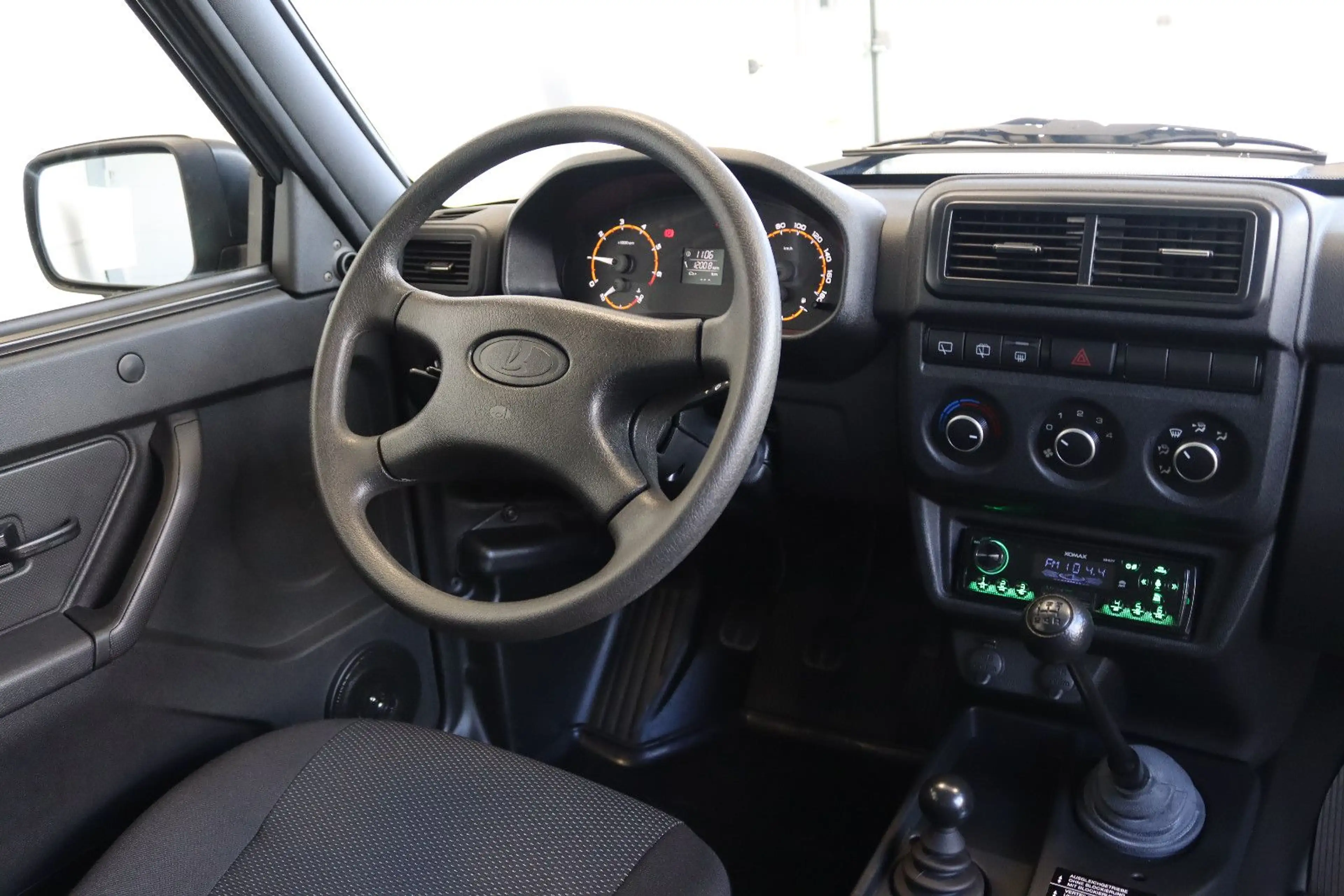 Lada Niva Legend 4x4 *AHK*el.Fensterheber*Radio* — photo 11