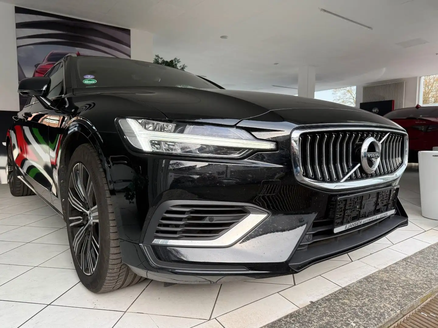Volvo V60 Kombi T6 Twin Inscription Plug-In Hybrid AWD Schwarz - 1