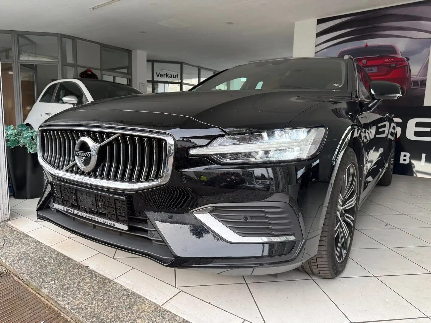 Volvo V60 Kombi T6 Twin Inscription Plug-In Hybrid AWD Schwarz - 2