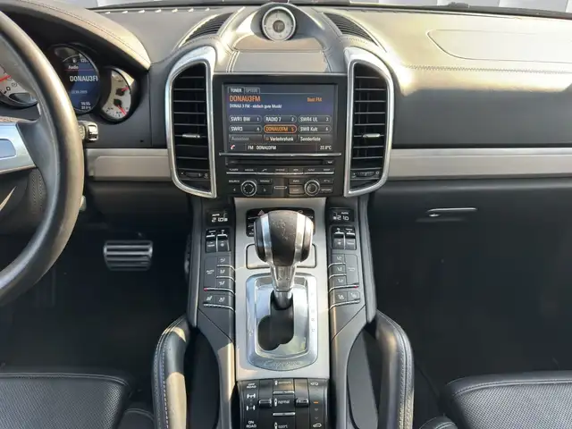Porsche Cayenne view 14