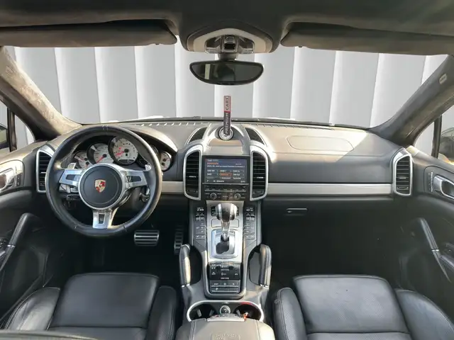 Porsche Cayenne view 11