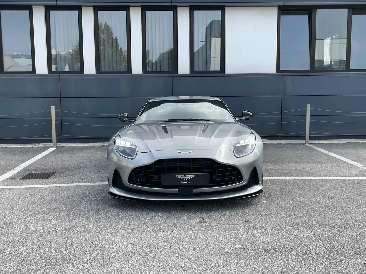 Aston Martin DB12 Coupe 4.0 V8 auto Grigio - 2